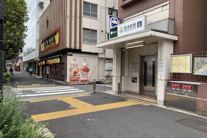岩本町駅[A6出口]を通り過ぎ、最初の道を右に曲がります。