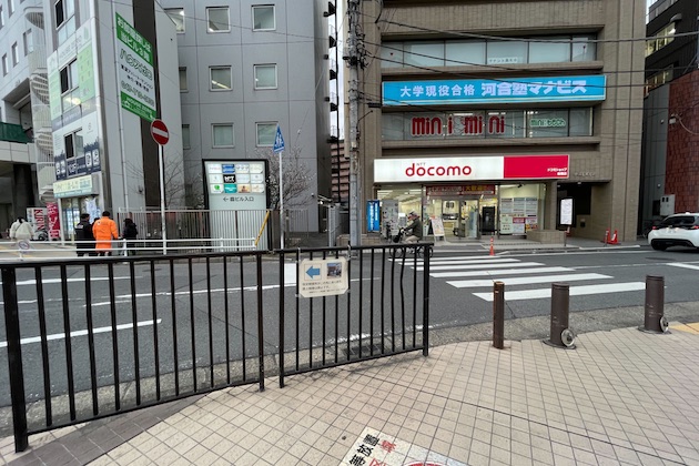 横断歩道を渡り、ドコモショップを左折します