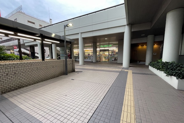 ファミリーマートを通過し、更に道なりに進みます