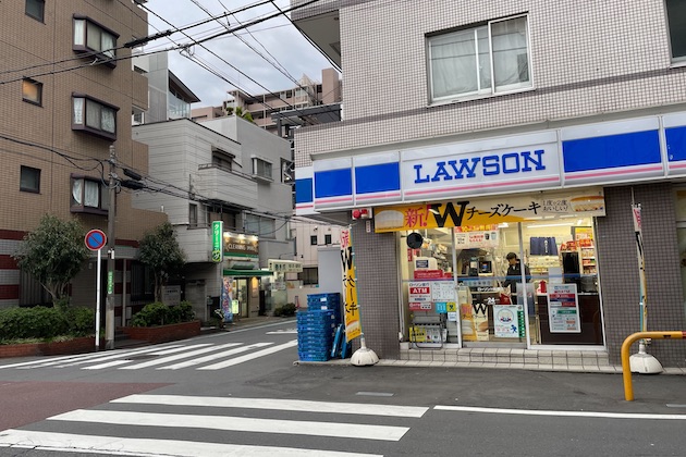 ローソンを通り過ぎ、右に曲がります