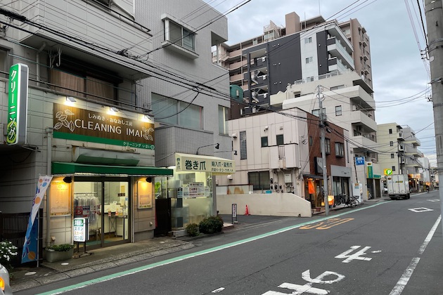 左手に「巻き爪」と書かれたお店があるビルがあります