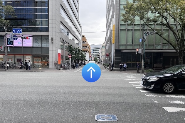 西日本シティ銀行と北九州銀行の間の路地を直進します