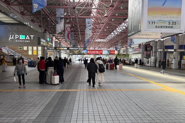 金山駅南口へ進みます。
