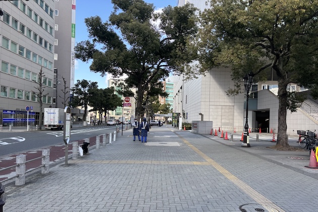 金山駅を背に右方向へ進みます。
