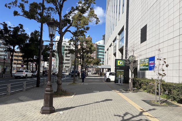 直進します。