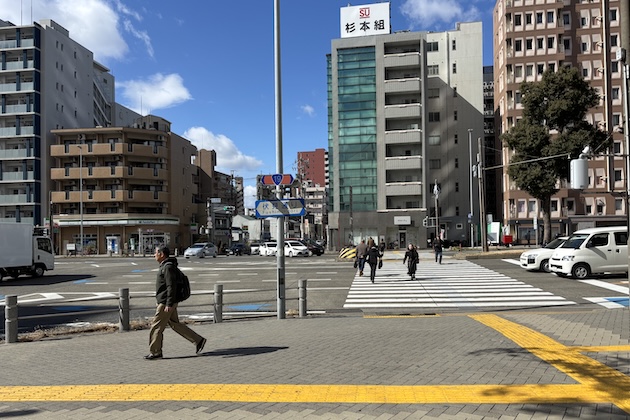 横断歩道を渡ります。