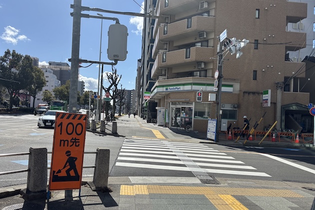 左折しFamilyMart方向へ横断歩道を渡ります。