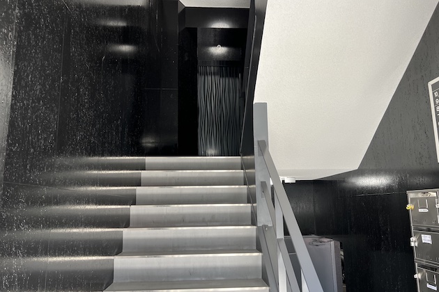 階段を上った先のエレベータで9Fまでお越しください。