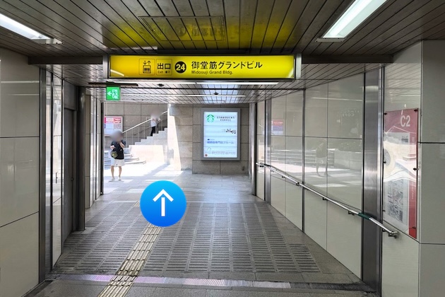 改札を出て24番出口へ進みます
