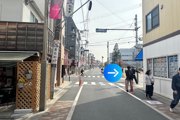 突き当りの十字路を右に曲がります（小竹通り）