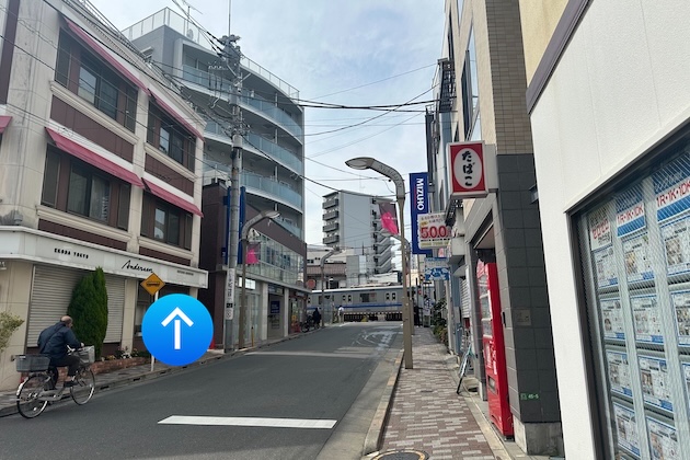 みずほ銀行方面に直進します