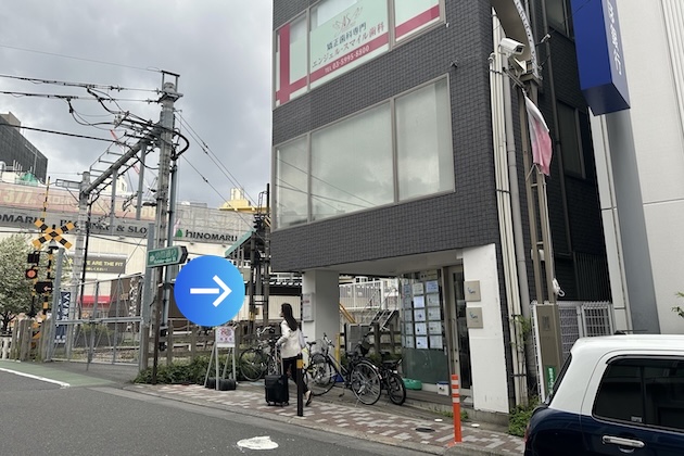 右手に現れるユニステーションズBld 2Fに江古田練馬店がございます