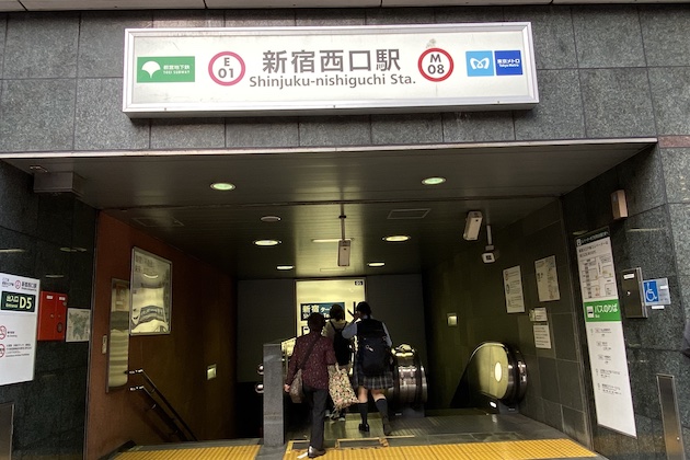 都営大江戸線新宿西口駅D5を出て、右折します。