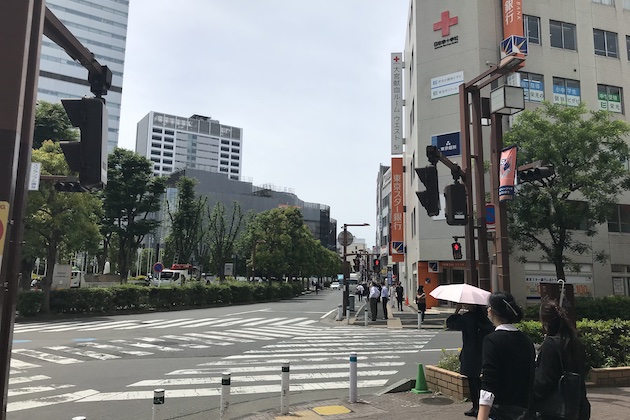 スクランブル交差点を東京スター銀行方面へ、渡ります。