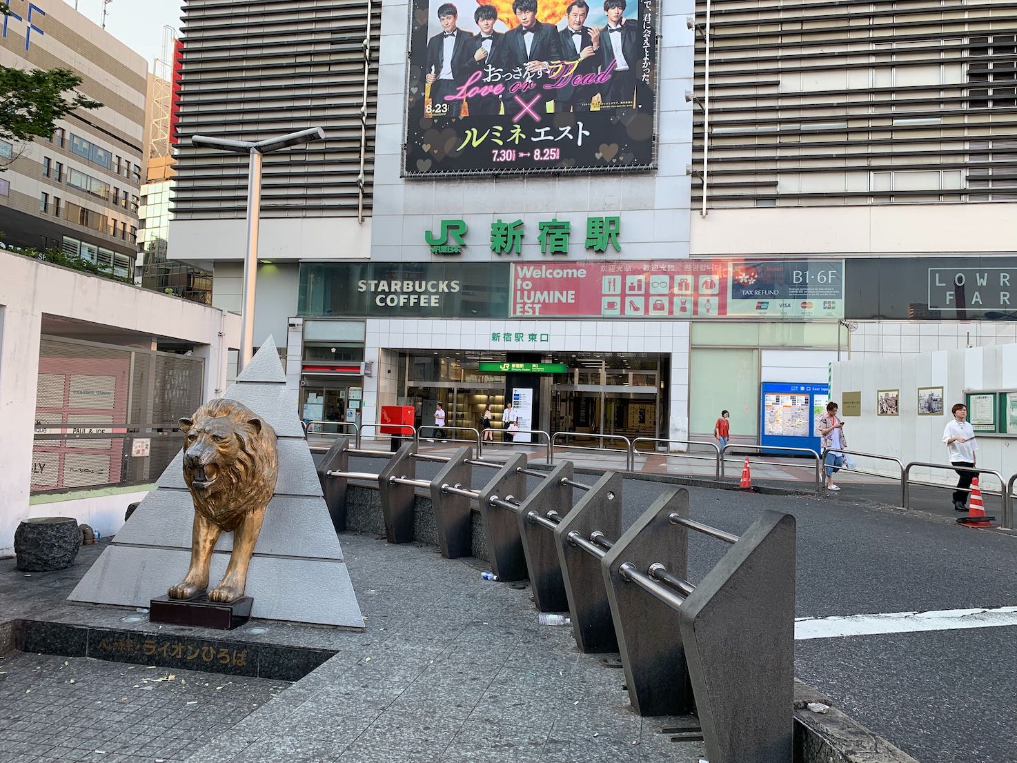 JR新宿駅東口を出ます。