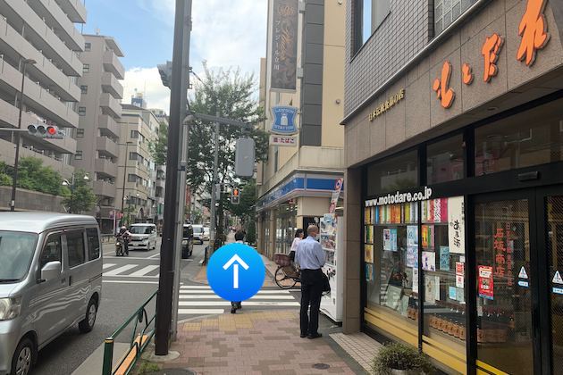 石坂商店を右手に直進します。