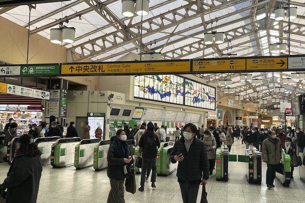 JR上野駅中央改札を出て直進します。