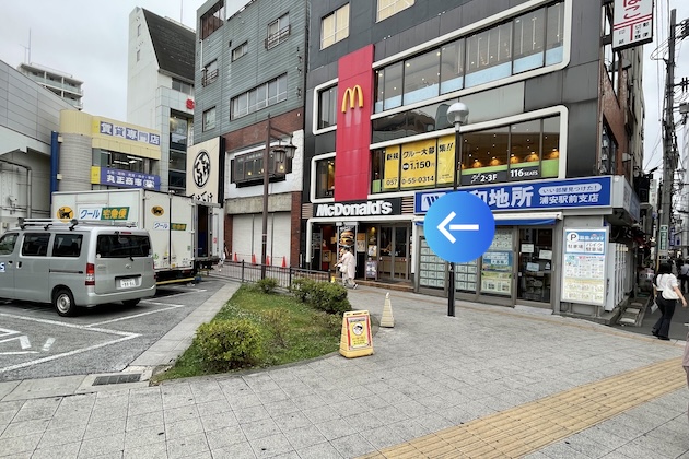 マクドナルド方向へ左折します